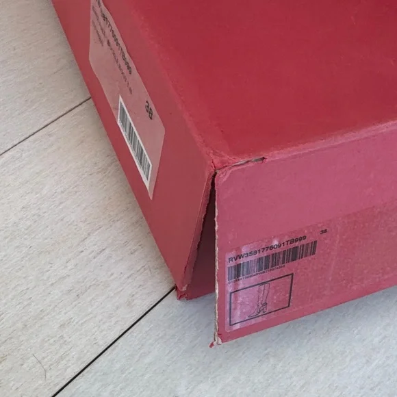 NIB Roger Vivier Elegant Black Heeled Boots with Gold Accent - Picture 10 of 10